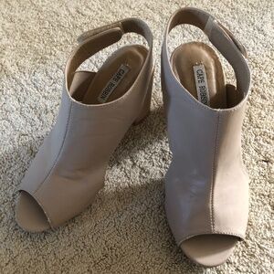 Cape robin tan heels